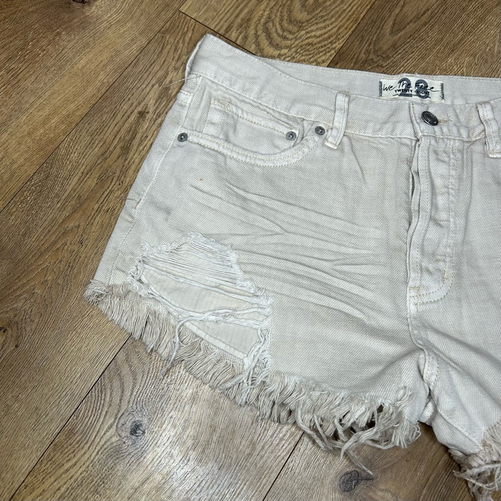 NWT $68 Free People cream distressed cut off shorts - Size 28 - Picture 2 of 8